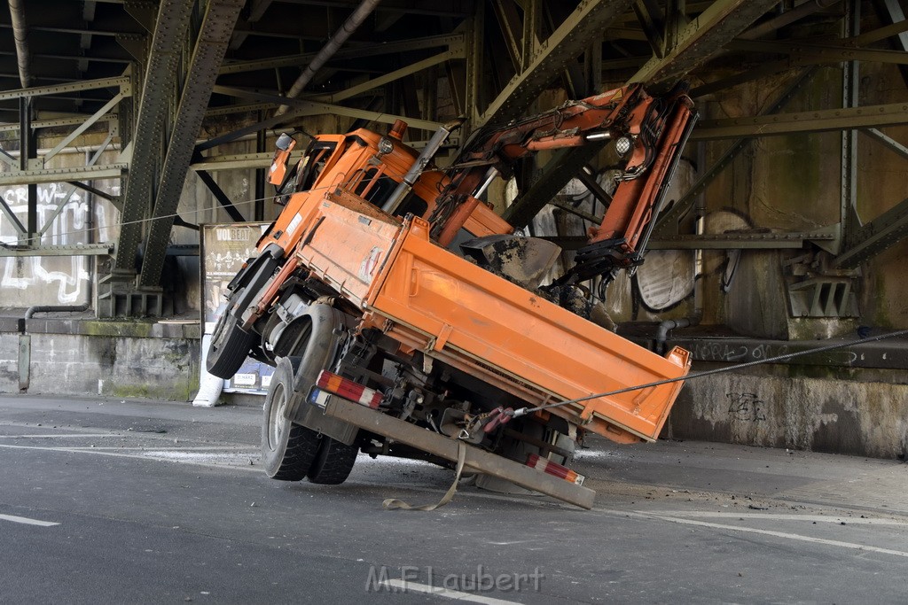 LKW blieb unter Bruecke haengen Koeln Deutz Deutz Muelheimerstr P021.JPG - Miklos Laubert